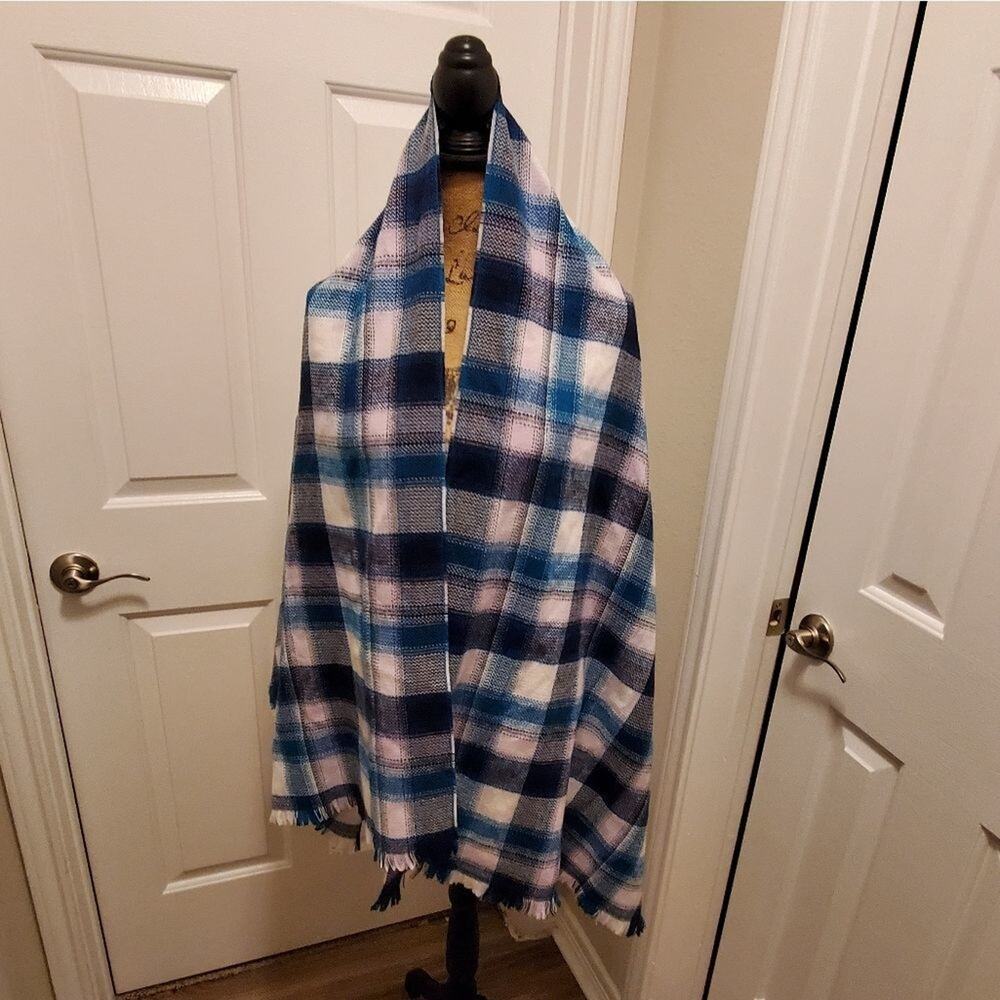 Gap Blue White Warm comfy plaid fringed scarf wrap new!!!!